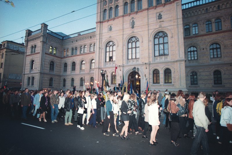 1998. gada Jaunā studenta svētki / Aristoteļa svētki. Gājiena noslēgums pie LU galvenās ēkas Raiņa bulv. 19.