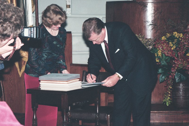 LU 79. gadadienas svinīgā Senāta sēde. Latvijas Valsts prezidents Guntis Ulmanis parakstās par Goda biedra diploma saņemšanu.