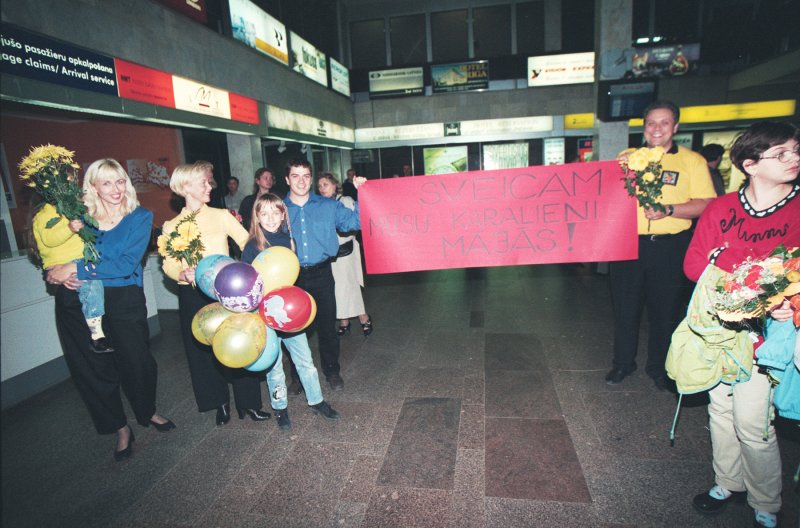 Svešvalodu fak. studentes Ievas Bondares, titula Mrs Globe '98 ieguvējas sagaidīšana Rīgas lidostā. null