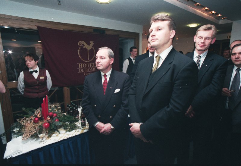 A/S 'Dati' saņem Vācijas Tautsaimniecības prēmiju. No kreisās: Vitālijs Gavrilovs, Ainars Šlesers.
