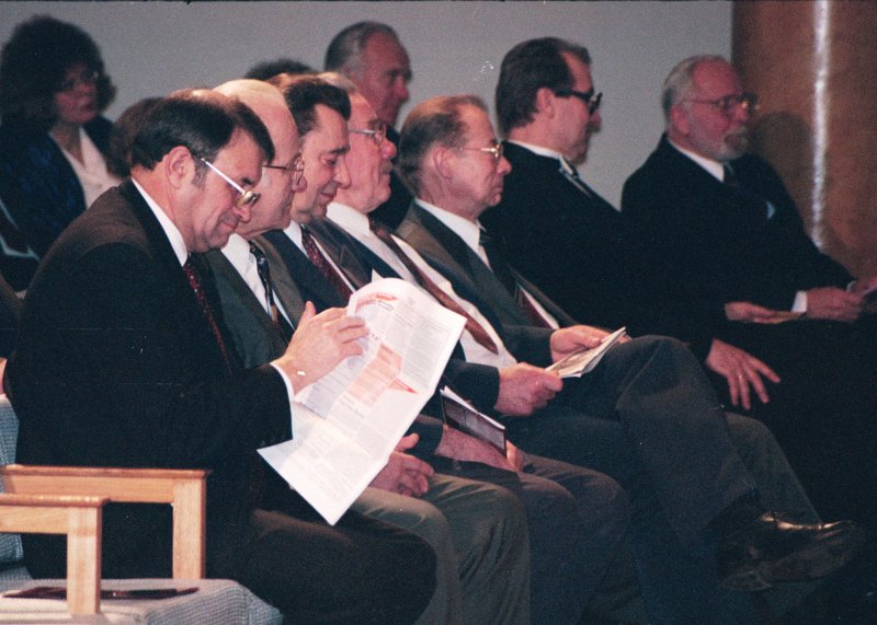 'Universitātes Sporta' 70 gadu jubilejas svinīgā sēde. Priekšplānā - LU direktors Atis Peičs lasa 'Universitātes Avīzi'.