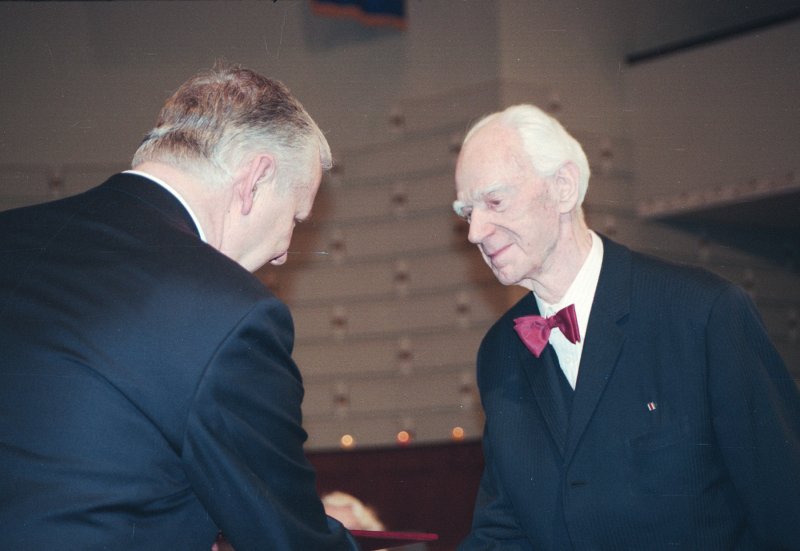 'Universitātes Sporta' 70 gadu jubilejas svinīgā sēde. LU rektors prof. Juris Zaķis sveic veterānu.