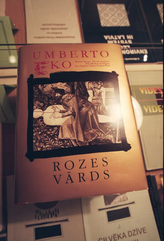 1997. - 1998. gadā publicēto LU docētāju un pētnieku darbu izstāde LU muzeja izstāžu zālē. LU lektores Daces Meieres tulkotais Umberto Eko 'Rozes Vārds'.