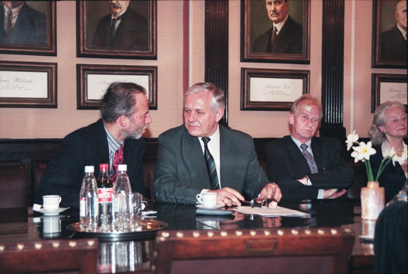 Līguma parakstīšana starp  Latvijas - Vācijas kultūras, izglītības un informācijas centru un LR Izglītības un zinātnes ministriju par sadarbību projektā 'Minsteres vasaras skola 1999'. null