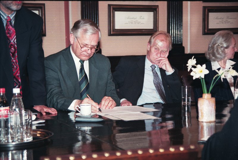 Līguma parakstīšana starp  Latvijas - Vācijas kultūras, izglītības un informācijas centru un LR Izglītības un zinātnes ministriju par sadarbību projektā 'Minsteres vasaras skola 1999'. null