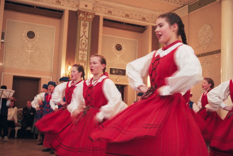 Poļu tautas mākslas un tradīciju mēnesis. Deju priekšnesums Latviešu biedrības namā. null