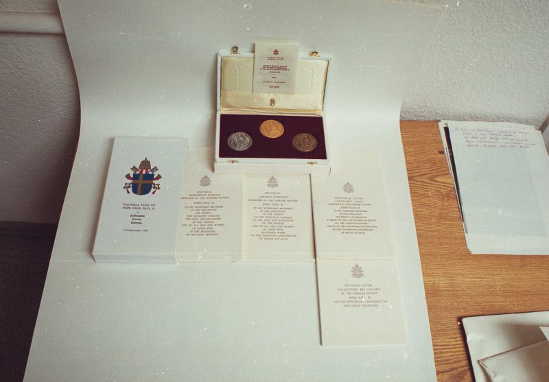 Romas Pāvesta Jāņa Pāvila II Latvijas Universitātei dāvinātās medaļas 1993. gadā. null