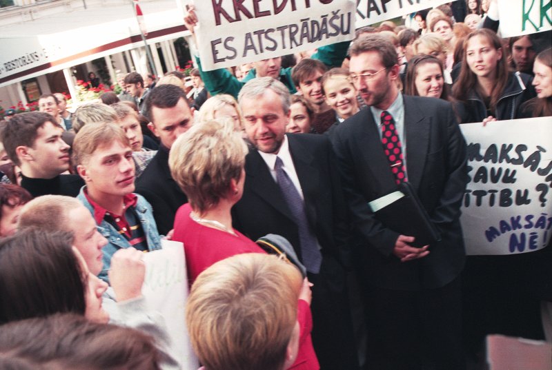 Studentu pikets pret vispārējās maksas augstākās izglītības ieviešanu valstī. Centrā - LR Ministru prezidents Andris Šķēle.