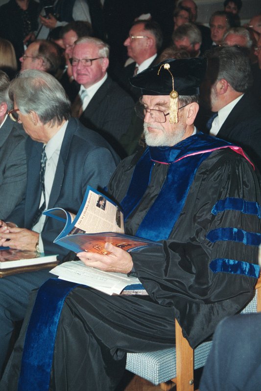 LU 80. gadskārtai veltītā Senāta svinīgā sēde. Paulis Lazda, O'Klēras universitātes (ASV) profesors, LU Goda doktors.