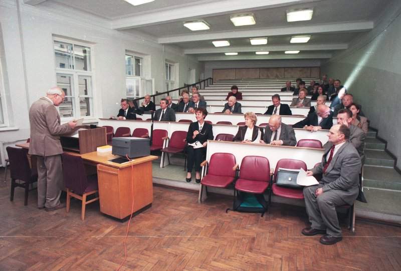 LU Ekonomikas fakultātes bijušo dekānu saiets LU astoņdesmitgadei veltītās konferences ietvaros. null