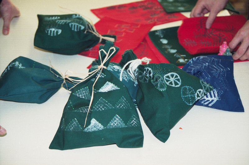Tekstila nodarbībā izgatavotie Ziemassvētku dāvanu maisiņi Pedagoģijas un psiholoģijas fakultātē. null