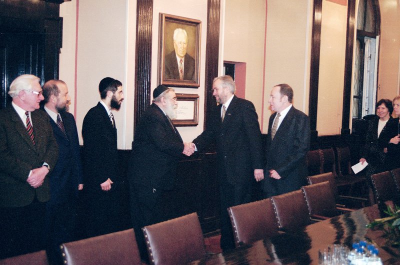 LU Jūdaikas centra valdes sēde, kurā piedalās arī LR Ministru prezidents Andris Šķēle un ASV kongresmenis Toms Lantoss. null