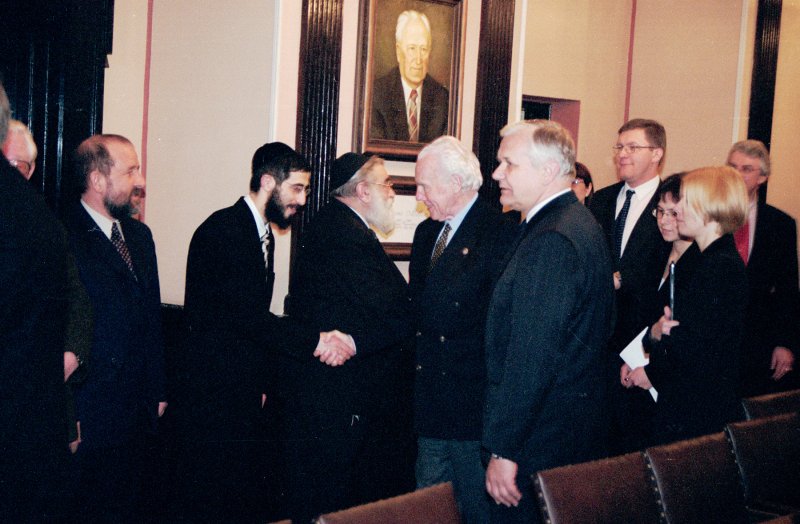 LU Jūdaikas centra valdes sēde, kurā piedalās arī LR Ministru prezidents Andris Šķēle un ASV kongresmenis Toms Lantoss. null