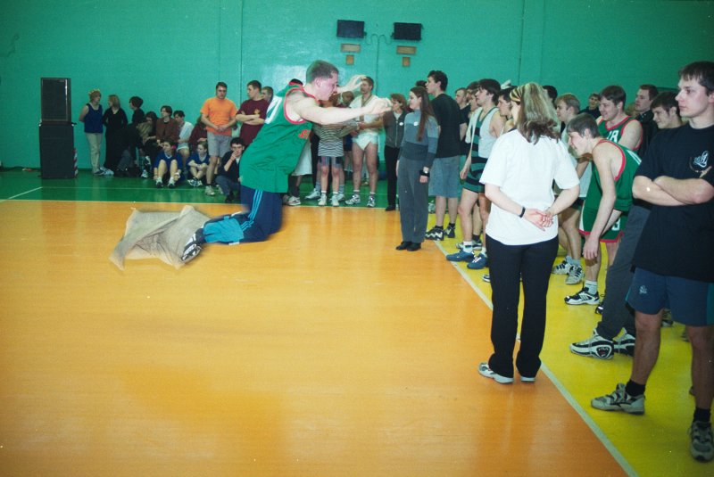 'Mazās milžu cīņas' - gadskārtējā studentu un studenšu korporāciju sporta diena. null