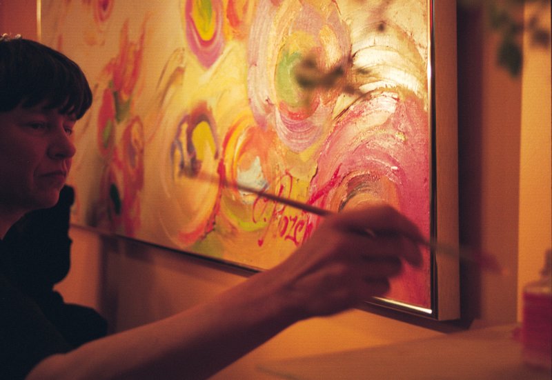 LU Filoloģijas fakultātes izremontētā vestibila atklāšana. Māksliniece Īra Rozentāle parakstās uz savas gleznas.