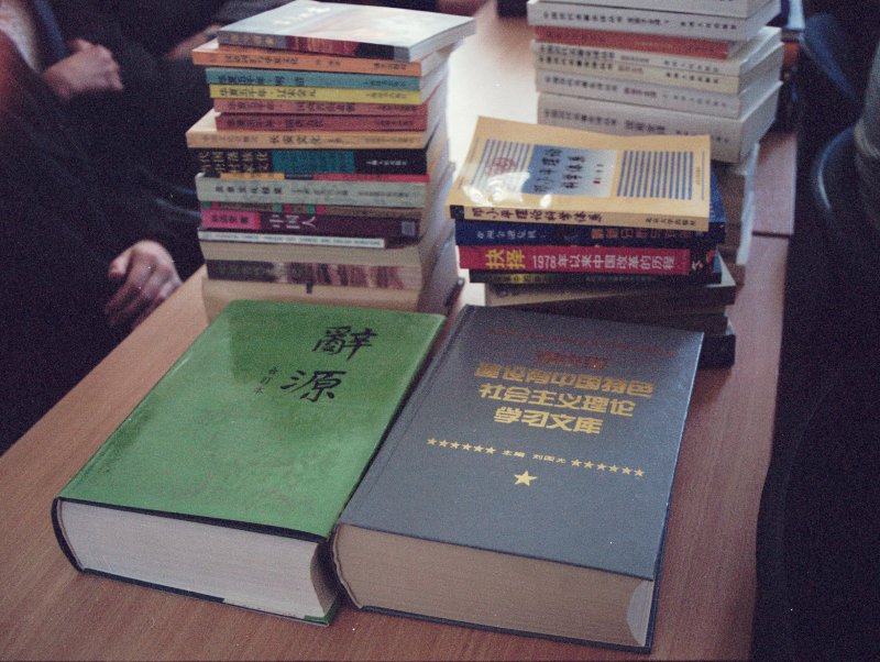 Ķīnas Tautas Republikas vēstniecība dāvina LU Svešvalodu fakultātei grāmatas ķīniešu valodā. null