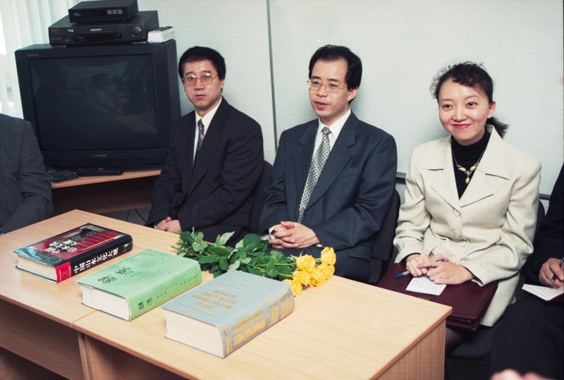 Ķīnas Tautas Republikas vēstniecība dāvina LU Svešvalodu fakultātei grāmatas ķīniešu valodā. Vidū - Ķīnas Tautas Republikas vēstnieks Vans Kaiveņs.