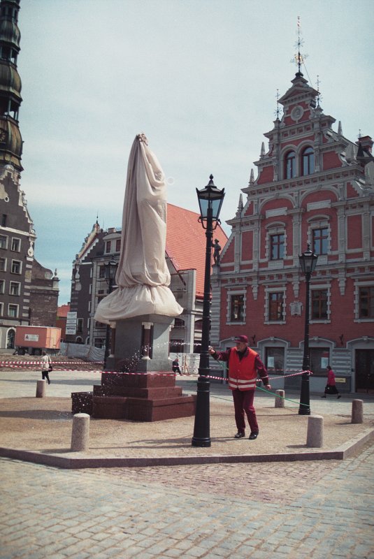 Rīgas Rātslaukums. Rolanda statuja pirms atklāšanas.