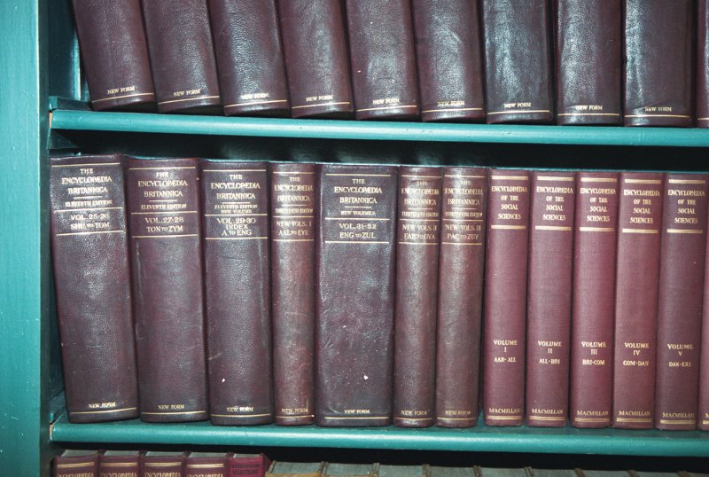 LU Bibliotēkas grāmatu krātuve. Enciklopēdijas Encyclopædia Britannica sējumu muguriņas.