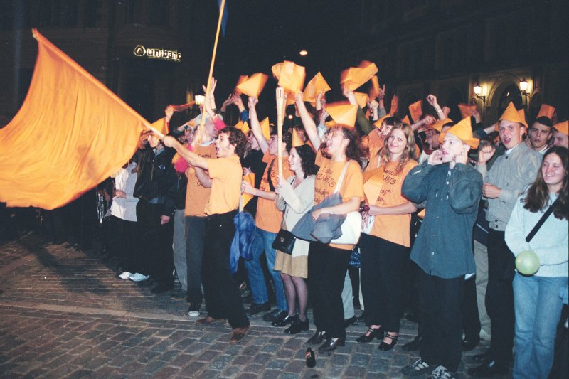 Jaunā studenta svētki (Aristoteļa svētki). Svinīgā daļa Doma laukumā. Fizikas un matemātikas fakultātes studenti.