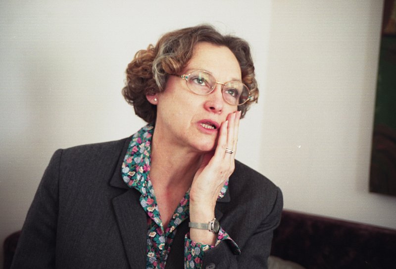 Roze Marī Fransuā (Rose-Marie François ). Beļģu dzejniece, Ljēžas universitātes (Beļģijā) docente.