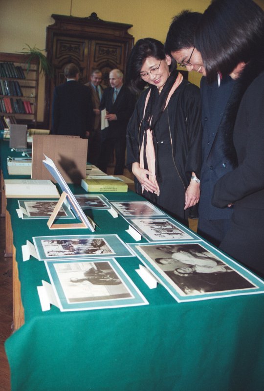 Izstāde LU Bibliotēkā, veltīta Dzjunnoskem Katajamam - pirmskara gados ar Latviju saistītam diplomātam un bibliofilam. Priekšplānā - Dzjunnoskes Katajamas radinieki aplūko izstādi.