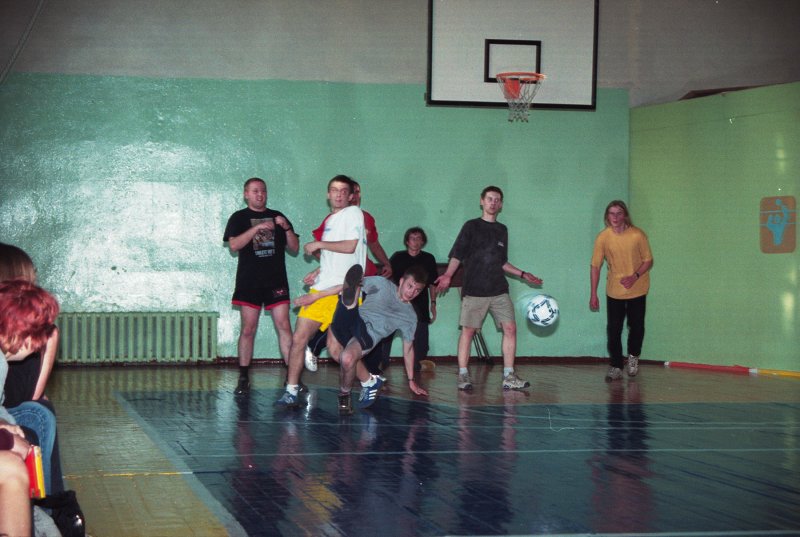 Futbola mačs starp LU Filoloģijas fakultātes studentiem un viesstudentiem Ukraiņu visusskolas sporta zālē. null