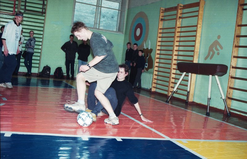 Futbola mačs starp LU Filoloģijas fakultātes studentiem un viesstudentiem Ukraiņu visusskolas sporta zālē. null