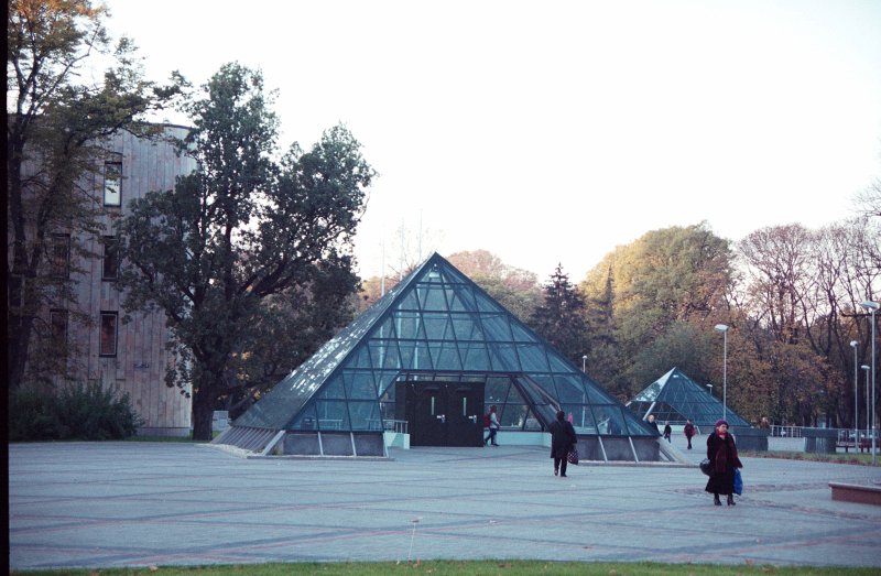 Pazemes autostāvvietas ieejas piramīdas Kronvalda parkā pie Kongresu nama. null
