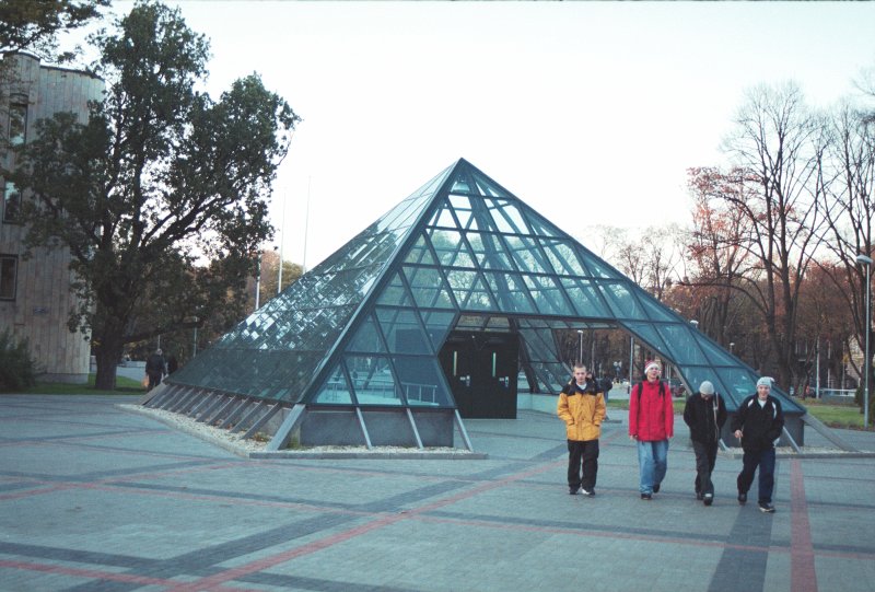 Pazemes autostāvvietas ieejas piramīda Kronvalda parkā pie Kongresu nama. null