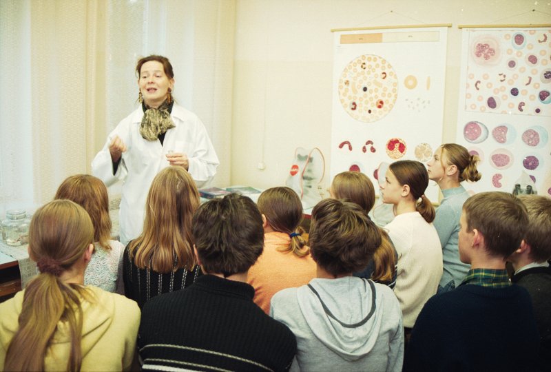 Mācību metodiskā ekskursija skolēniem LU MF Anatomijas un histoloģijas katedrā. No kr.: prof. Māra Pilmane.
