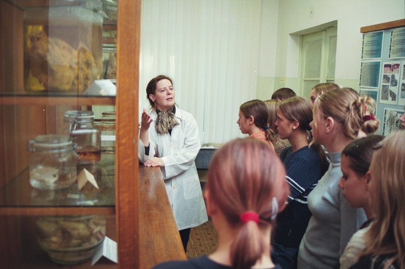 Mācību metodiskā ekskursija skolēniem LU MF Anatomijas un histoloģijas katedrā. Centrā - prof. Māra Pilmane.