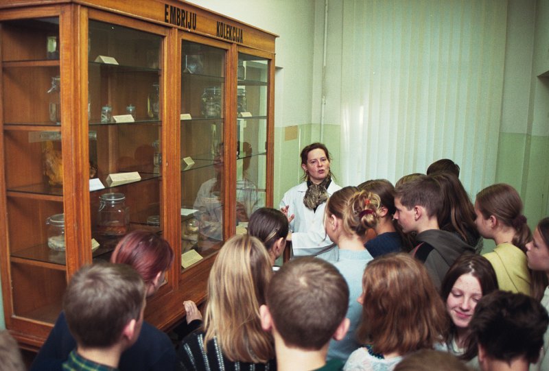 Mācību metodiskā ekskursija skolēniem LU MF Anatomijas un histoloģijas katedrā. Centrā - prof. Māra Pilmane.