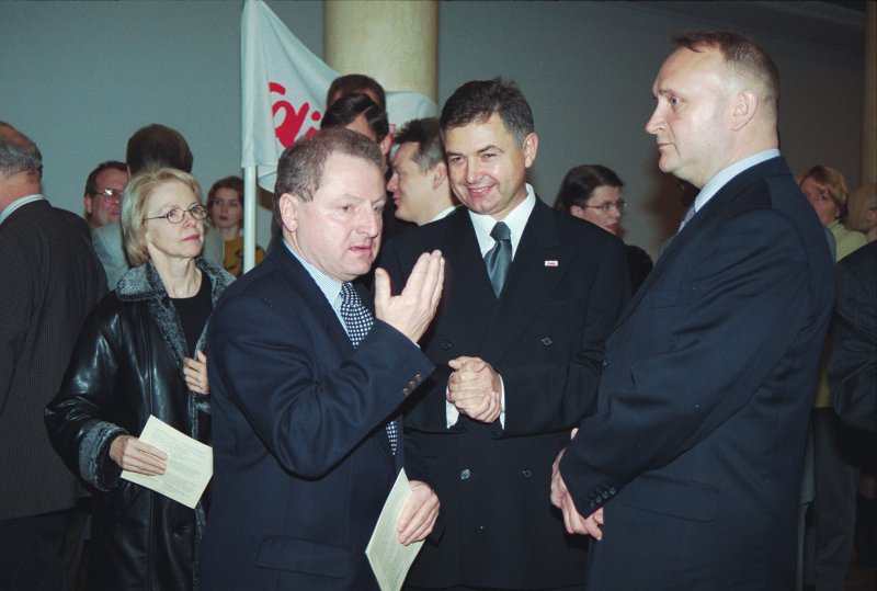 Pret komunistisko režīmu Polijā vērstajai kustībai (20. gs. astoņdesmitajos gados) veltītās iztādes 'Solidaritātei 20' atklāšana. Priekšplānā no kreisās:
Tadeušs Iviņskis (Tadeusz Iwinski), Polijas sociāldemokrātu partijas pārstāvis; 
Marians Krzaklevskis (Marian Krzaklewski), “Solidaritātes” priekšsēdētājs; 
Indulis Bērziņš, LR ārlietu ministrs.
