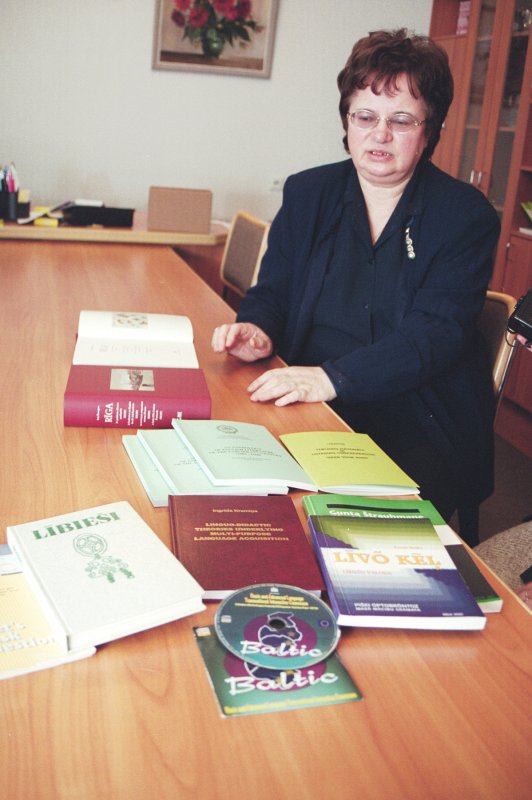 LU Moderno valodu fakultātes dekāne asoc. prof. Ingrīda Kramiņa demonstrē fakultātes mācībspēku sarakstītās grāmatas un mācību līdzekļus. null