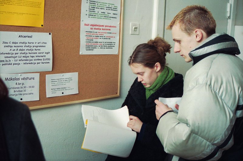 LU Studiju padomnieku centrs. Studenti iepazīstas ar kursu piedāvājumu.