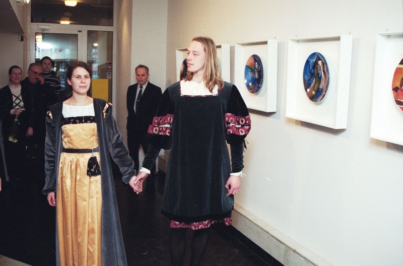 Mākslinieces Helgas Ingeborgas Melnbārdes darbu izstādes 'Galantā Eiropa' atlklāšana galerijā 'Putti'. No labās - Arnis Lūsis, Tautas lietišķās mākslas studijas 'Vāpe' dalībnieks, LU PPF students.
