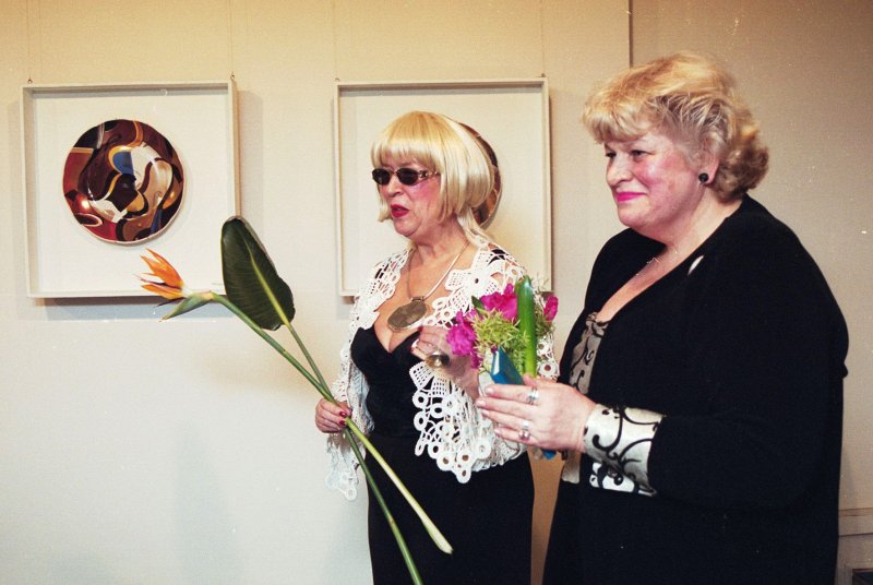 Mākslinieces Helgas Ingeborgas Melnbārdes darbu izstādes 'Galantā Eiropa' atlklāšana galerijā 'Putti'. No kreisās: Ārija Staņa, galerijas 'Putti' vadītāja; Helga Ingeborga Melnbārde, māksliniece, LU PPF lektore, Tautas lietišķās mākslas studijas 'Vāpe' vadītāja.