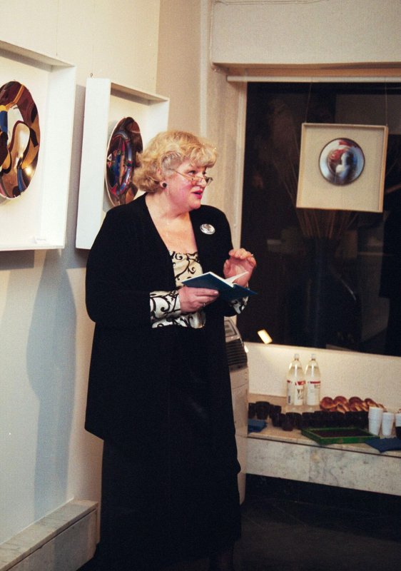 Mākslinieces Helgas Ingeborgas Melnbārdes darbu izstādes 'Galantā Eiropa' atlklāšana galerijā 'Putti'. Helga Ingeborga Melnbārde, māksliniece, LU PPF lektore, Tautas lietišķās mākslas studijas 'Vāpe' vadītāja.