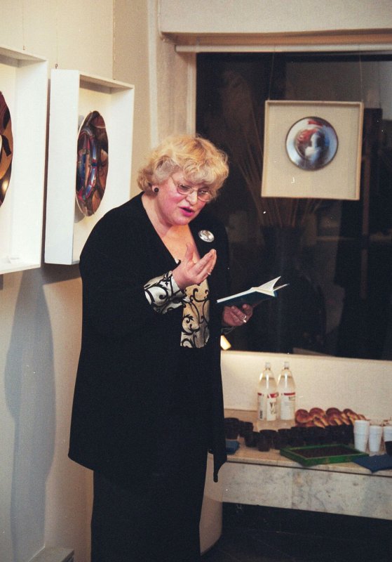 Mākslinieces Helgas Ingeborgas Melnbārdes darbu izstādes 'Galantā Eiropa' atlklāšana galerijā 'Putti'. Helga Ingeborga Melnbārde, māksliniece, LU PPF lektore, Tautas lietišķās mākslas studijas 'Vāpe' vadītāja.