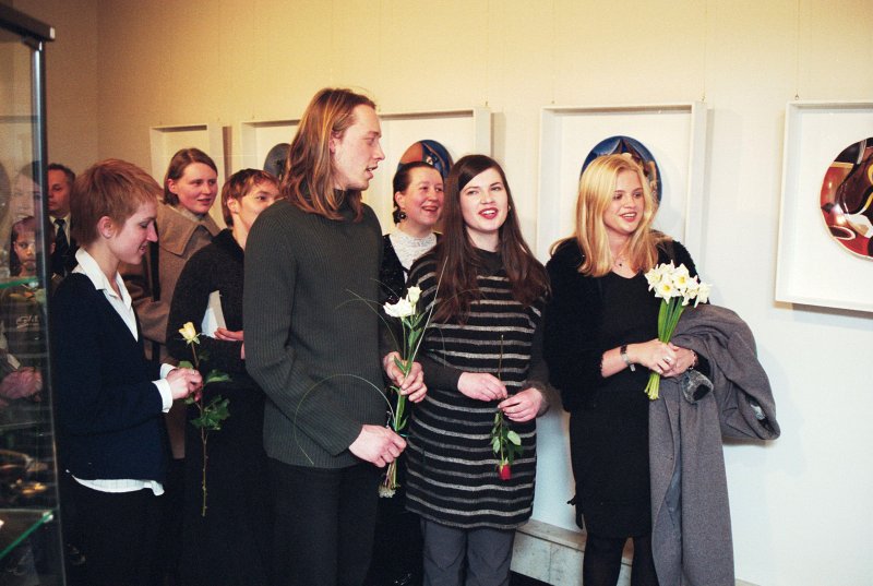 Mākslinieces Helgas Ingeborgas Melnbārdes darbu izstādes 'Galantā Eiropa' atlklāšana galerijā 'Putti'. No labās - Arnis Lūsis, Tautas lietišķās mākslas studijas 'Vāpe' dalībnieks, LU PPF students.