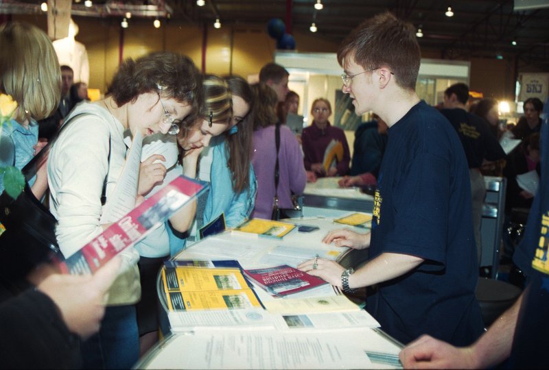 7. starptautiskā izglītības izstāde 'Skola 2001' Starptautiskajā izstāžu centrā Ķīpsalā. Latvijas Universitātes stends.