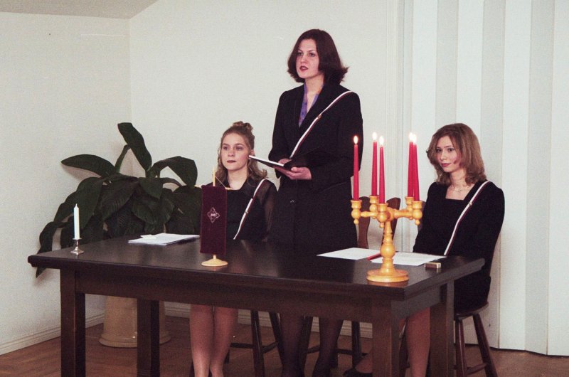 Studenšu akadēmiskās vienības 'Latviete' 76. gadskārtas svinības. No kreisās: Sanita Behmane-Baibakova; Jolanta Pļaviņa; Ieva Oša.