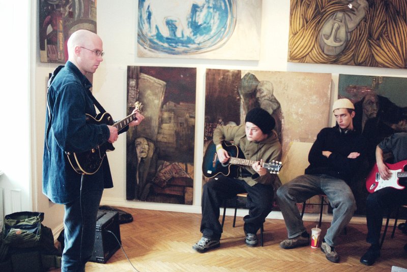LU Filoloģijas fakultātes Mūzikas nodaļas nodarbība. No kreisās - Joerns Skogheims (Joern Skogheim), ģitārists no Norvēģijas.