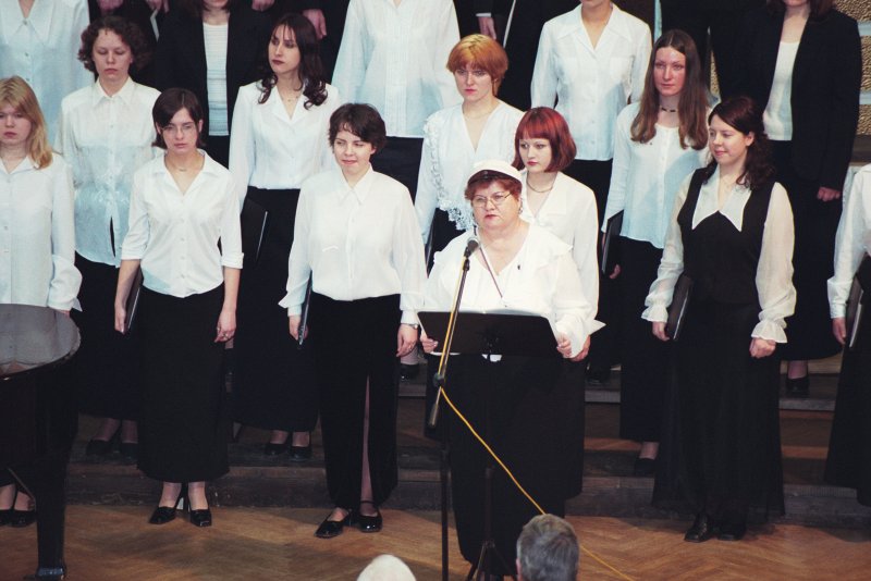 Pirmais atjaunotā jauniešu kora 'Dziesmuvara' koncerts LU Lielajā aulā. Priekšplānā - ar referātu uzstājas Vija Klīve.