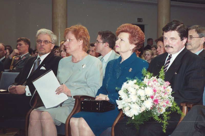 Somijas prezidente Tarja Halonena (Tarja Halonen) apmeklē Latvijas Universitāti savas Latvijas vizītes ietvaros. Priekšējā rindā no labās: 
prof. Juris Krūmiņš, LU mācību prorektors; 
Vaira Vīķe-Freiberga, Latvijas Valsts prezidente; 
Tarja Halonena, Somijas prezidente; 
Tarjas Halonenas dzīvesbiedrs Penti Arajervi (Pentti Arajärvi).