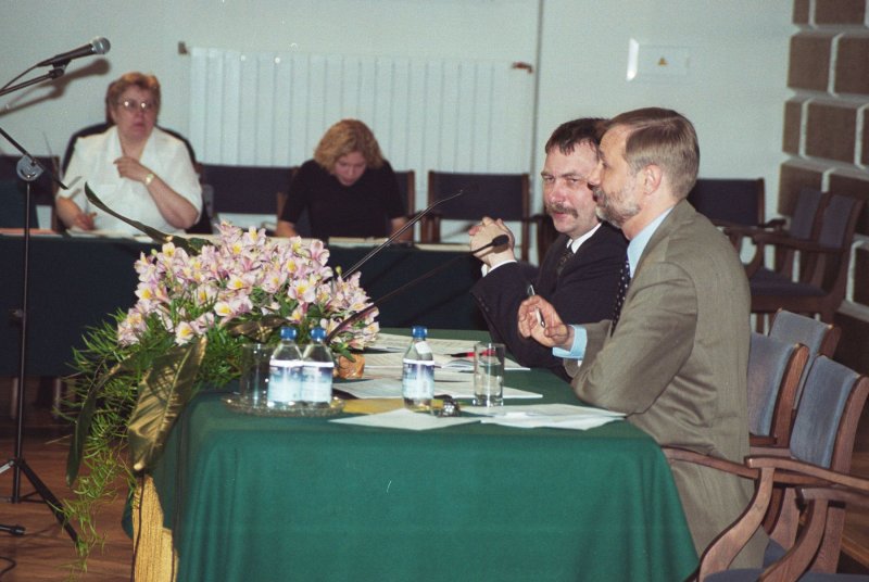 LU Satversmes sapulces sēde. No labās: prof. Mārcis Auziņš, LU Senāta priekšsēdētājs; prof. Indriķis Muižnieks, LU zinātņu prorektors.