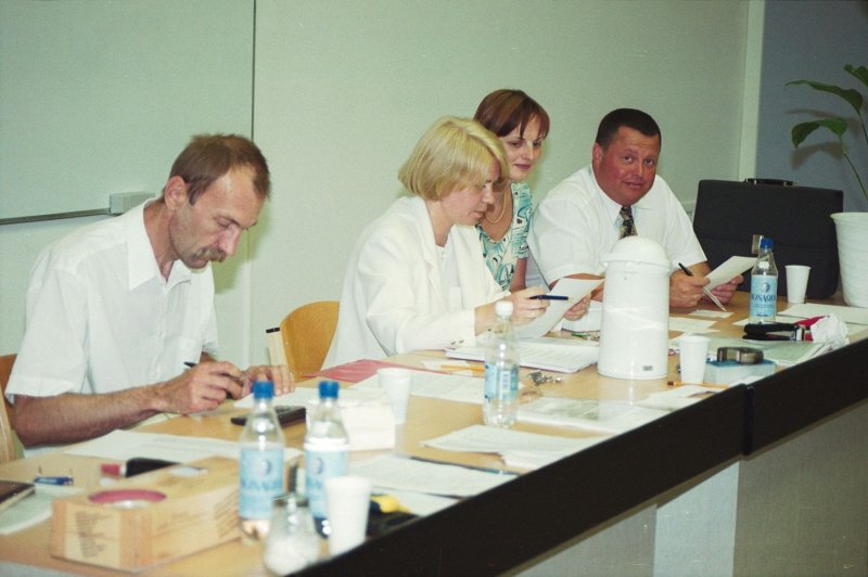 Pedagoģijas un psiholoģijas fakultātes iestājeksāmens. Eksāmena komisija. No kreisās: Ojārs Kalniņš, lektors; Gunta Treimane, lektore; Valdis Folkmanis, docents.
