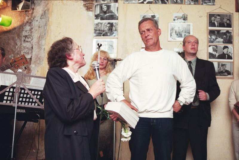Vijas Apinītes un Paula Butkeviča grāmatas 'Kājām pa ugunszemi' prezentācija. No kreisās: Vija Apinīte, žurnāliste;  Pauls Butkevičs, aktieris.