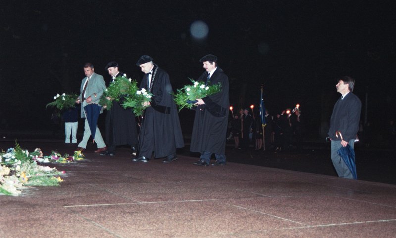 Jaunā Studenta svētki (Aristoteļa svētki) '2001. Ziedu nolikšana pie Brīvības pieminekļa. null